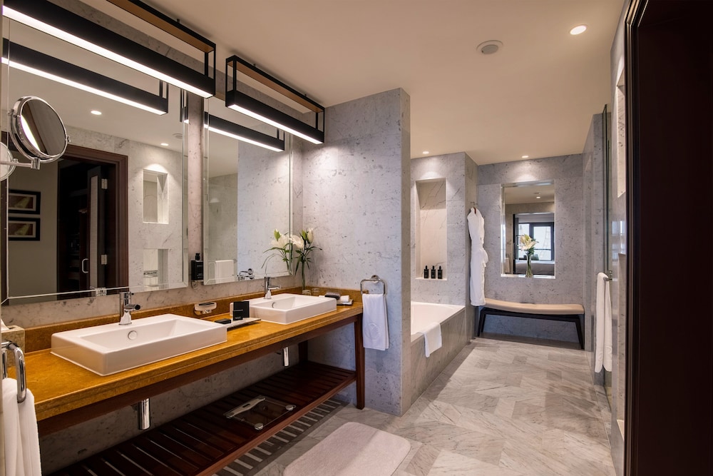 Suite, 1 Bedroom, Balcony (Sea Front Lounge Access) thumbnail 5