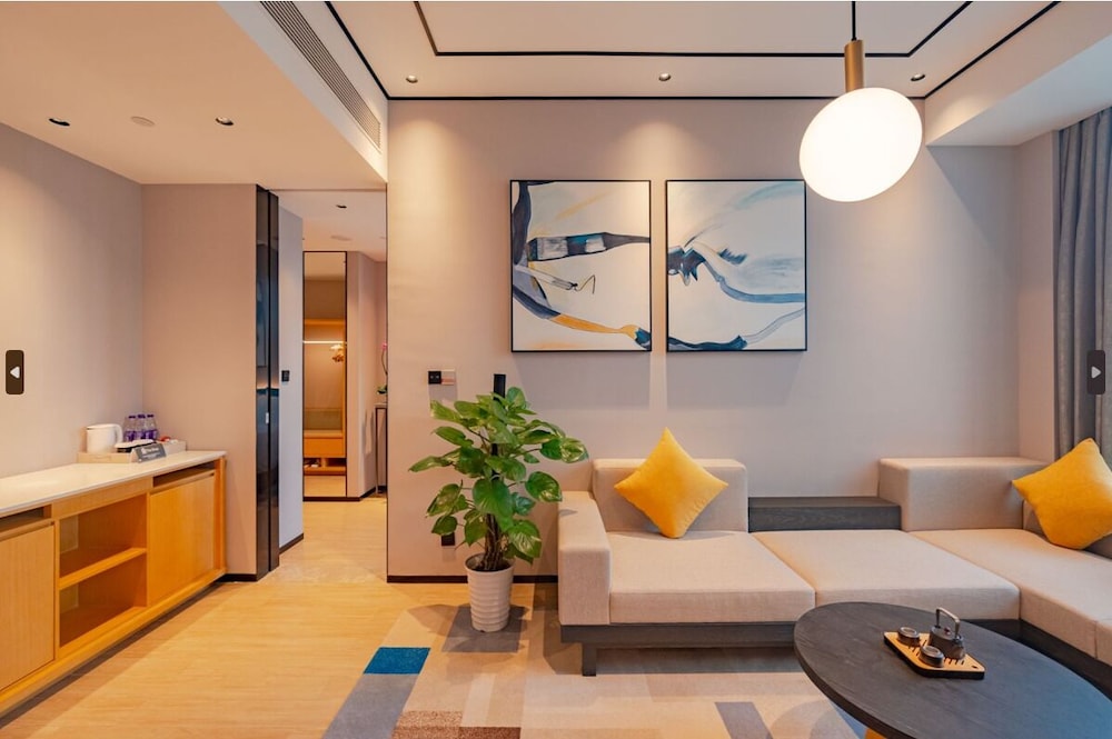Business Suite, 1 King Bed thumbnail 6