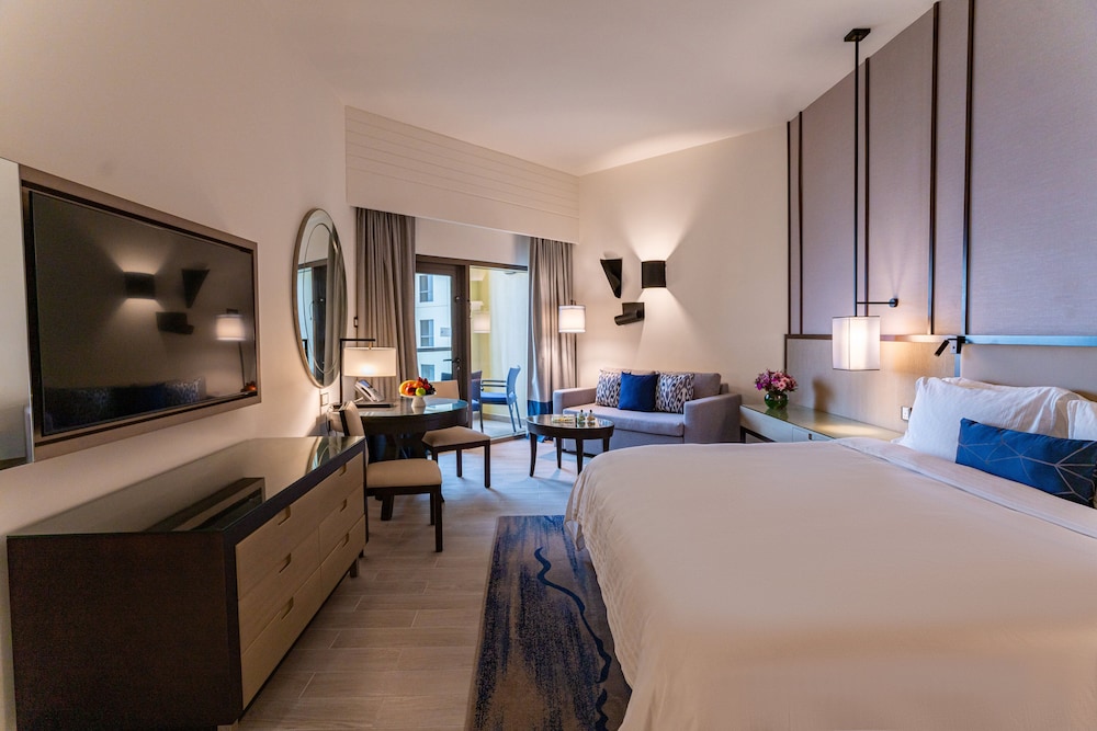Family Room, 1 King Bed, Balcony, Sea View thumbnail 5