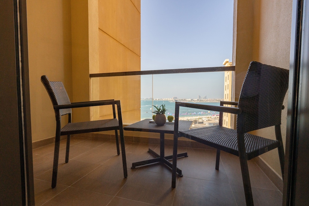 Room, 1 King Bed, Balcony, Sea View thumbnail 5
