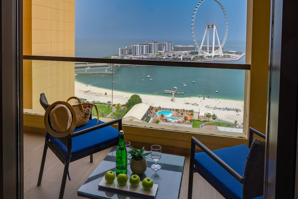 Family Room, 1 King Bed, Balcony (Sea Front View) thumbnail 5
