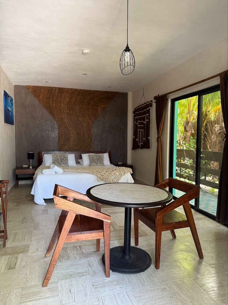 Deluxe Room - Photo 8