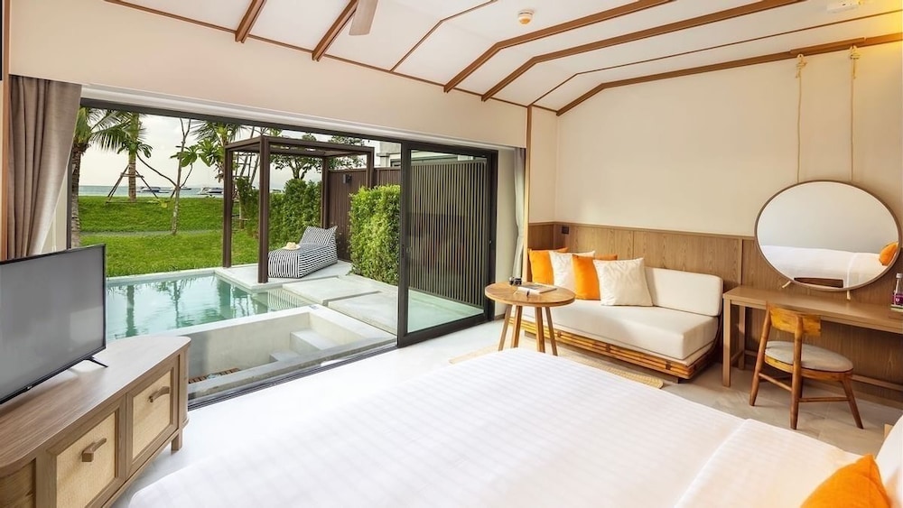 Beachfront Pool Villa - Photo 1