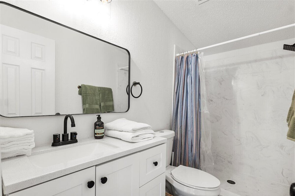 Starlight Cabin B, Pet-Friendly, Pool,  Games, Events, Groups near Canyon Lake (Sleeps 8) photo 3
