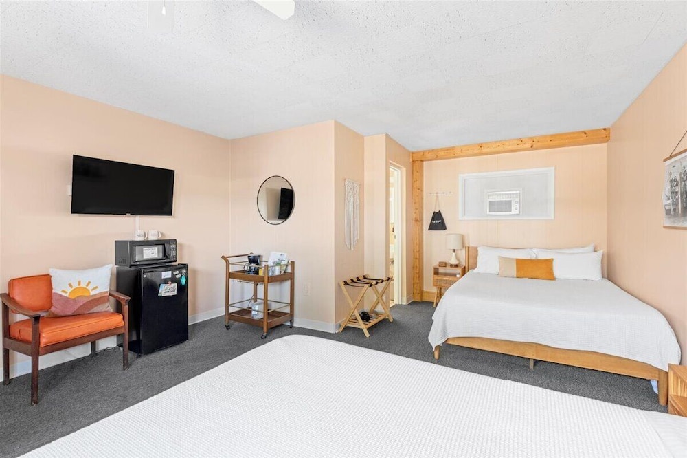 Classic Room, 2 Queen Beds, Kitchenette photo 3