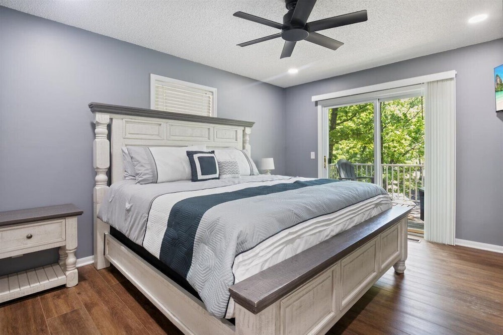 House, Multiple Beds, Patio (Lakation At Waters Edge) photo 3