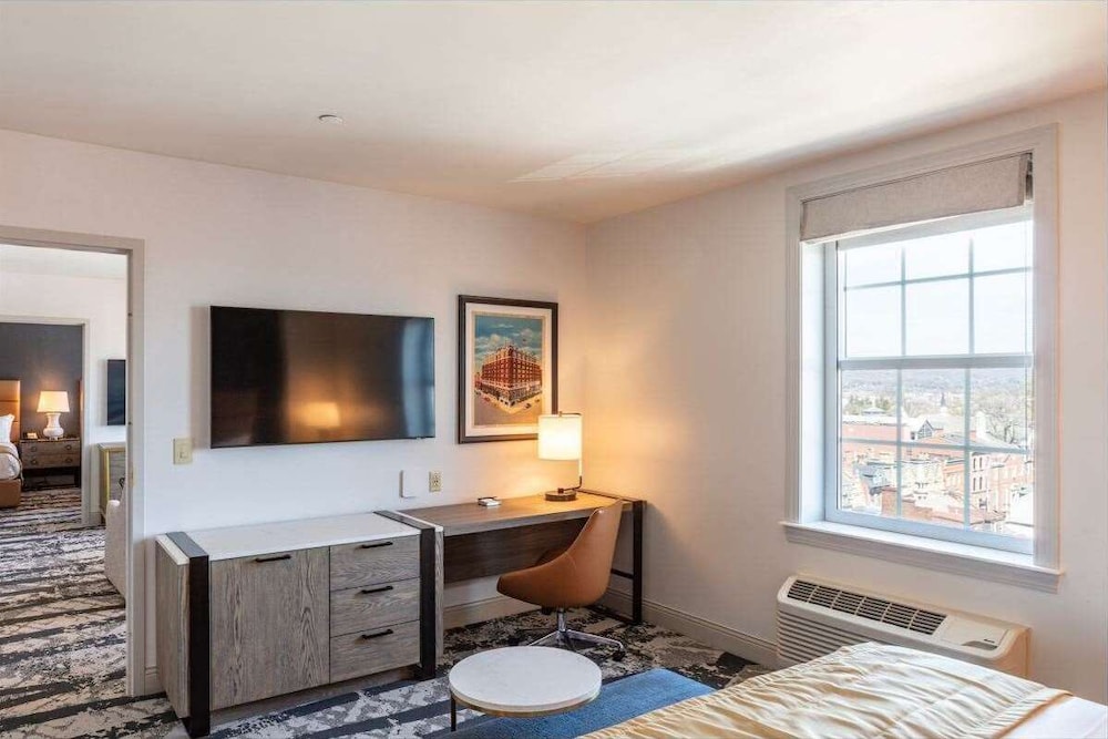 Presidential Suite, Multiple Beds, Bathtub (Mobility & Hearing) photo 3