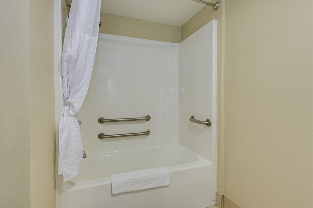 Room, 1 King Bed, Accessible, Non Smoking - Photo 4
