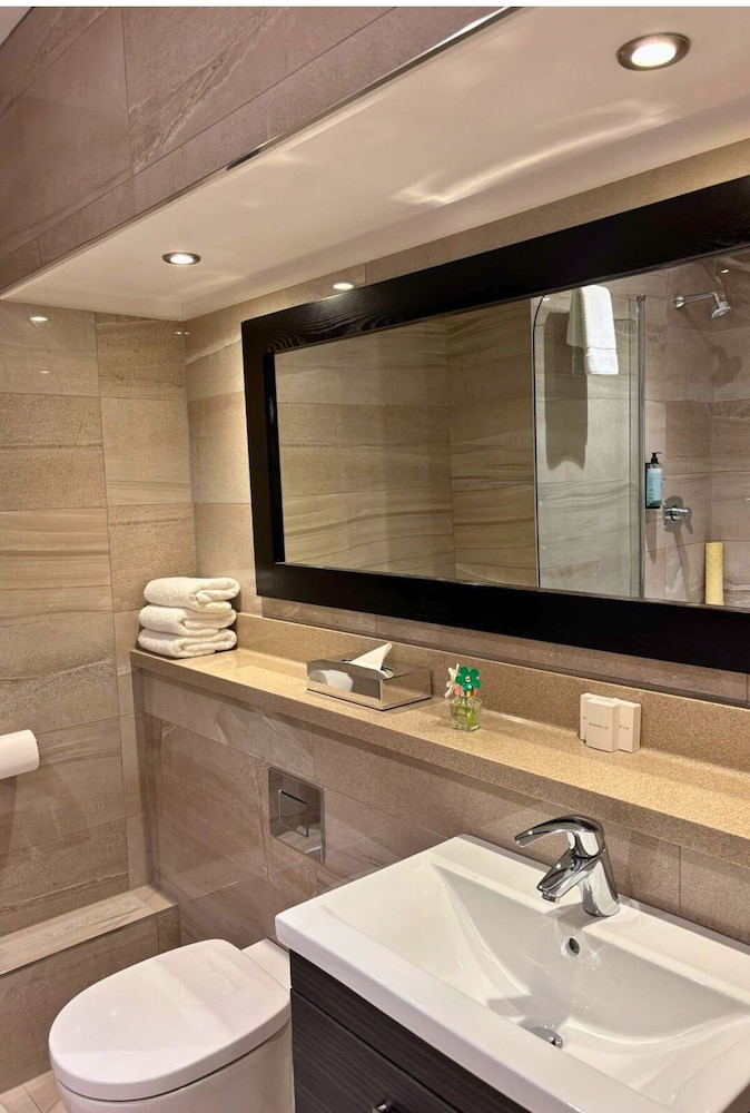 Deluxe Family Suite - 2 Double Beds & 1 Single Bed - Photo 9