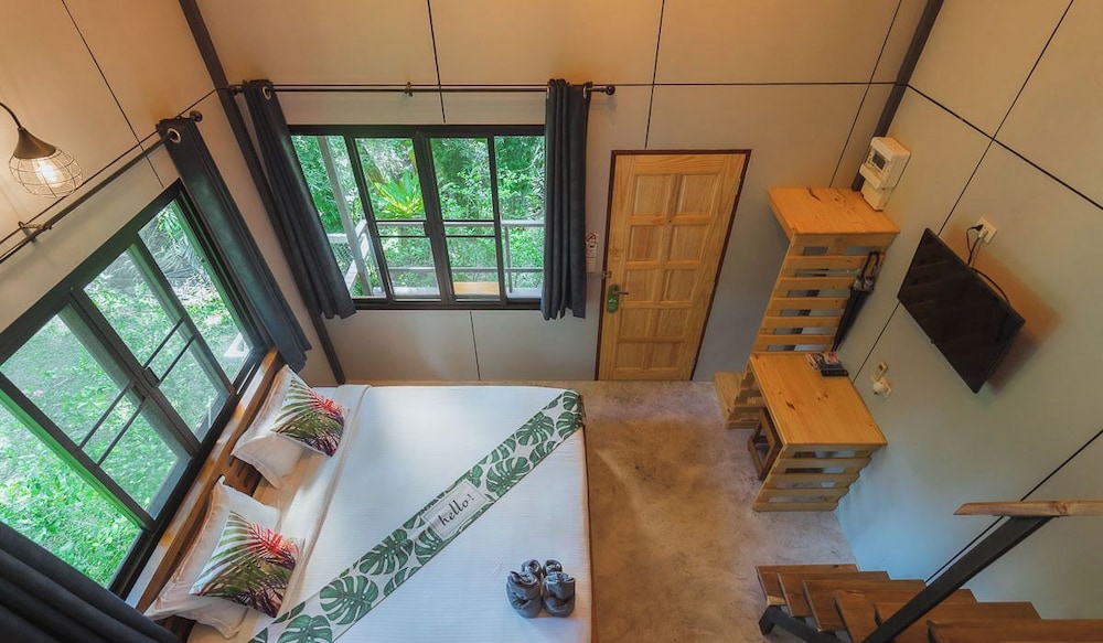 Standard Bungalow, Balcony