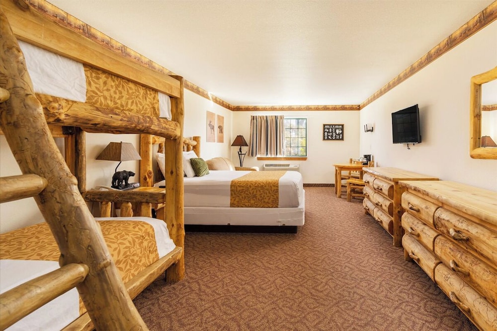 Family Room, Multiple Beds photo 3