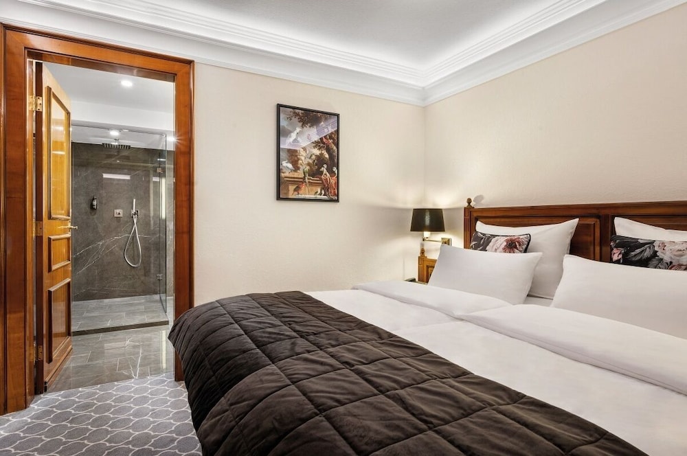 Junior Suite, 1 Double Bed, Bathtub, Garden Area - Photo 2