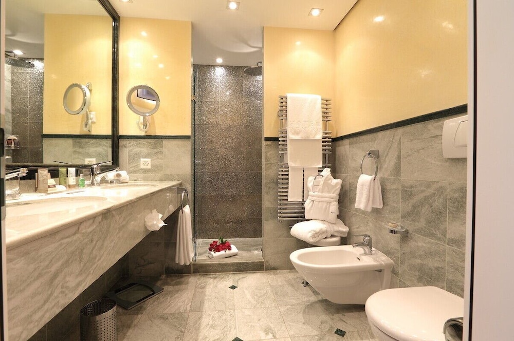 Deluxe Double Room, Partial Lake View