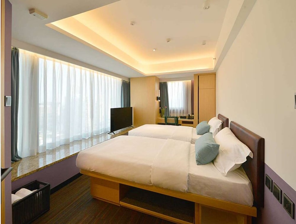 Hi-View Corner Twin Room