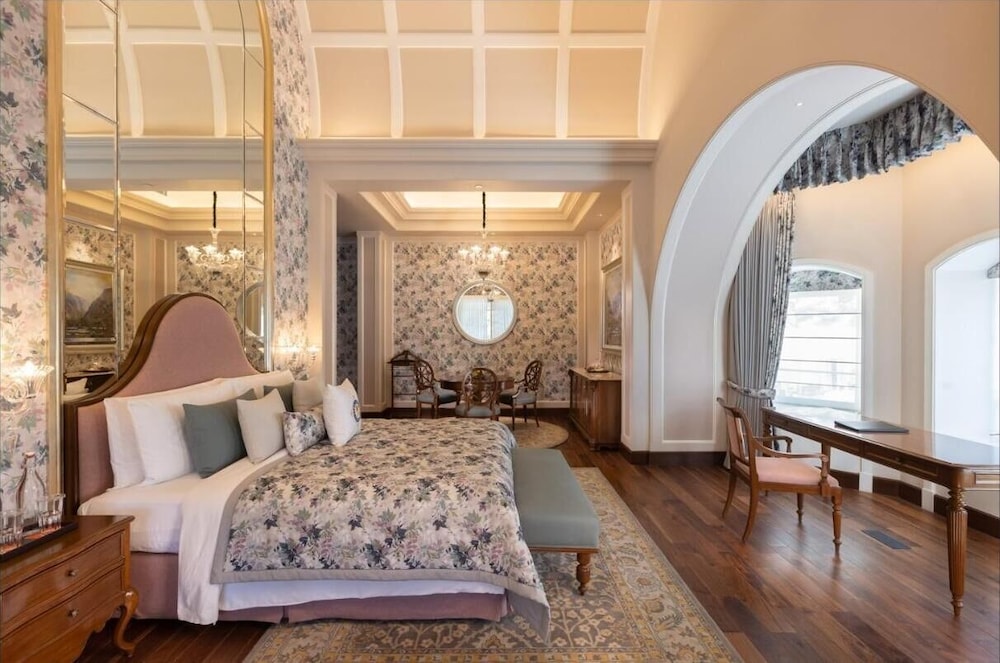 Suite, 1 King Bed photo 2