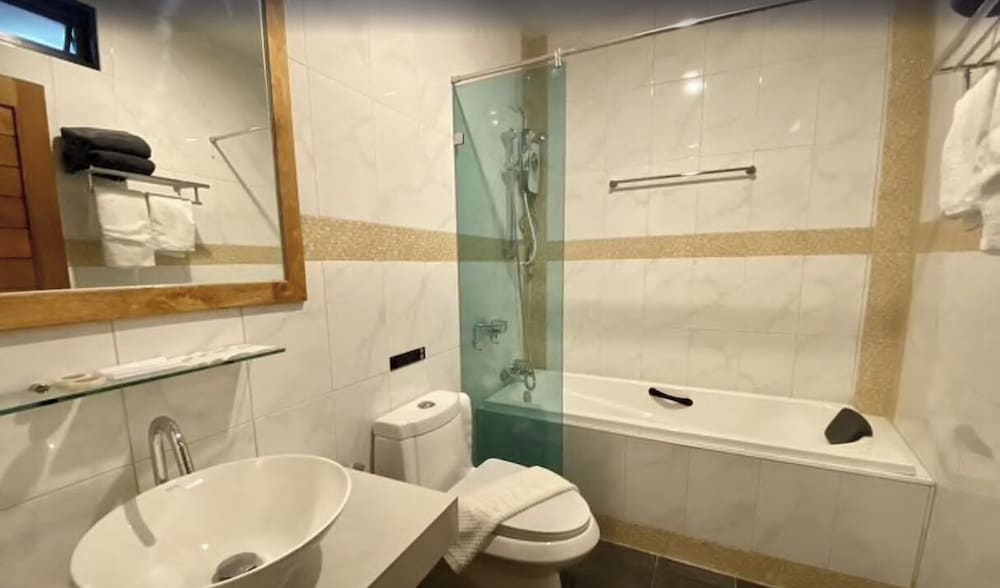 Deluxe Double Room, Bathtub - Photo 2