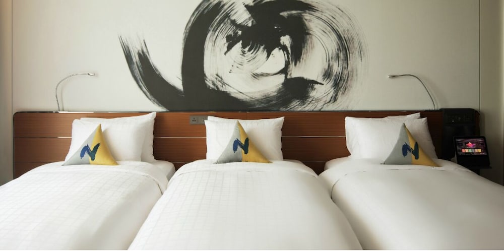 Deluxe Room, 3 Twin Beds (Residence) photo 3