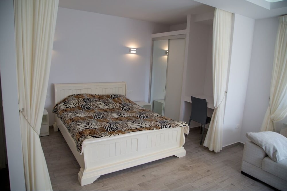 Family Studio Suite, 1 King Bed with Sofa bed, Partial Sea View photo 3