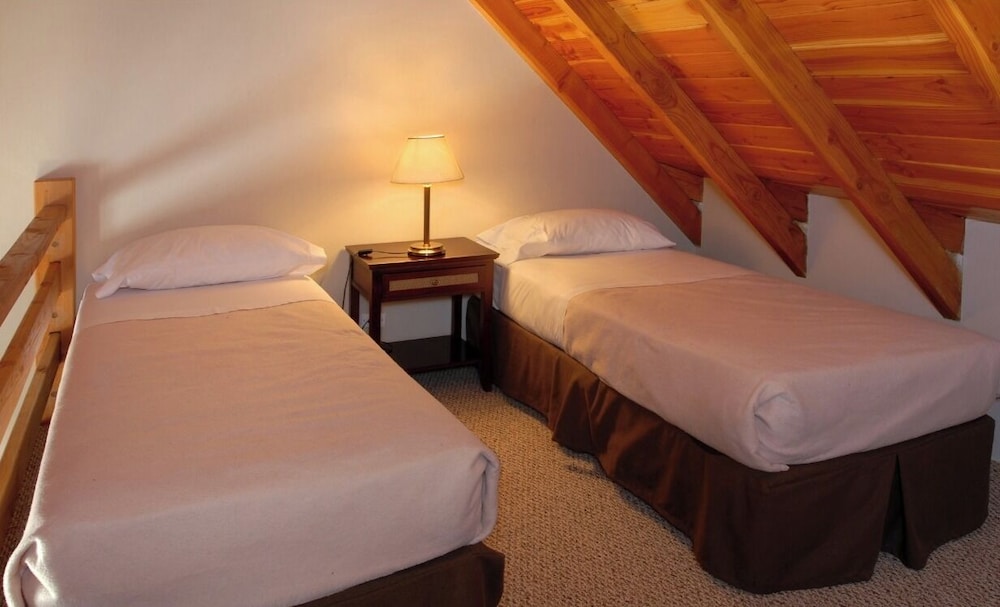 Family Room, Multiple Beds, Partial Lake View photo 2