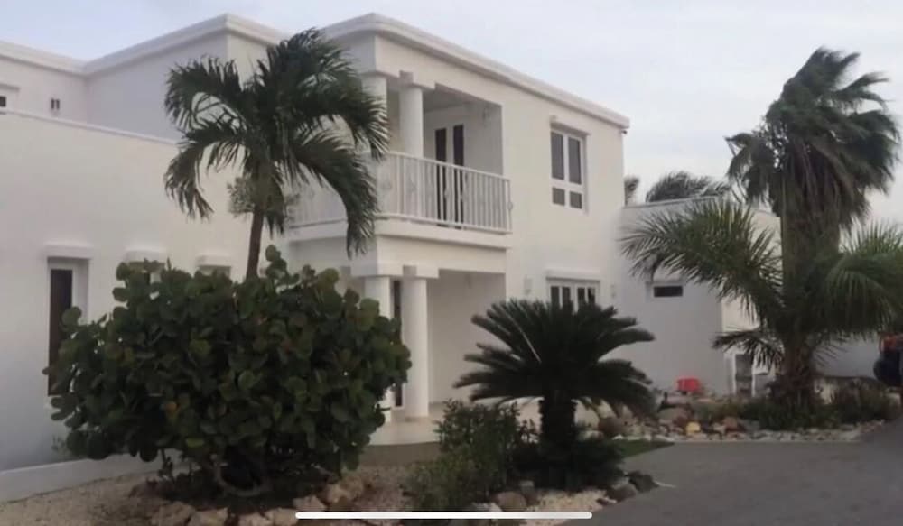 Superior House, Pool View