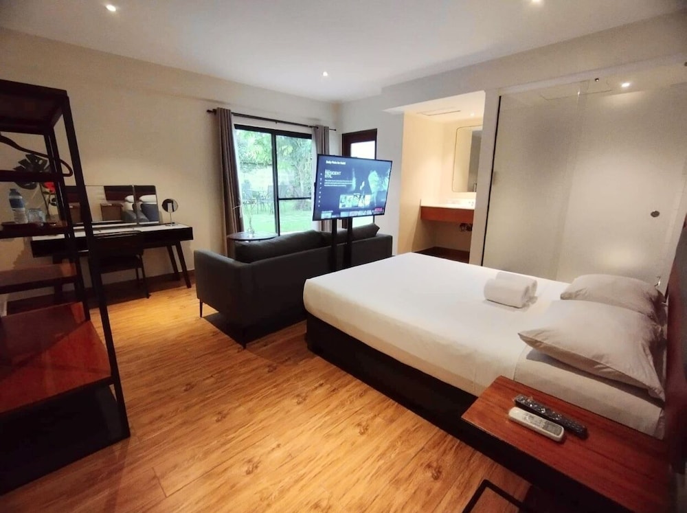 Premier Room, 1 Queen Bed, Patio, Garden View