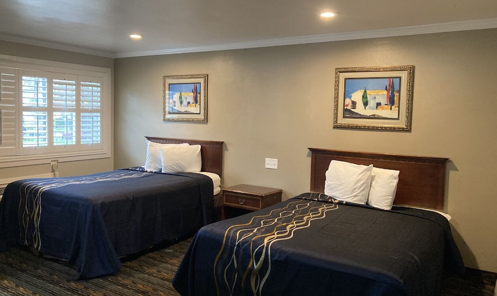 Standard Room, 2 Queen Beds photo 2