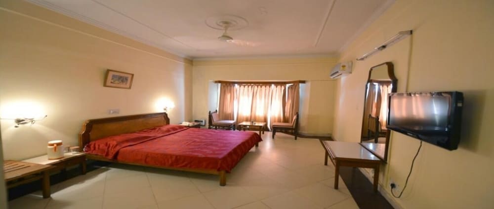 Deluxe Room, 1 King Bed photo 1