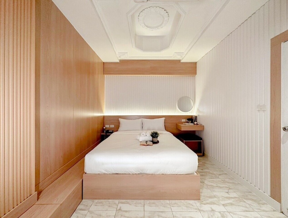 Deluxe Double Room, No Window, Non-Smoking photo 1