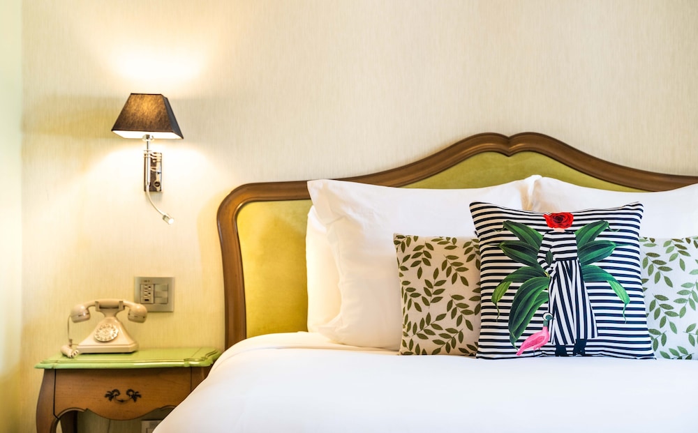 Corner Suite,  1 King Bed (City View)