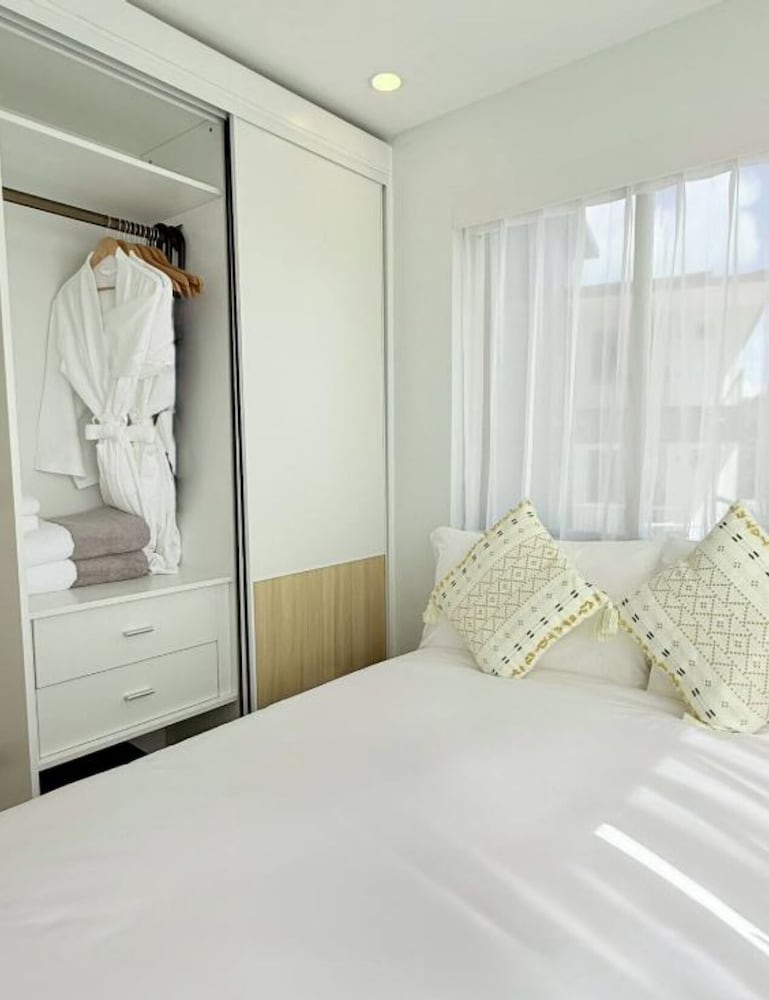 Superior Suite, Multiple Beds, Pool View