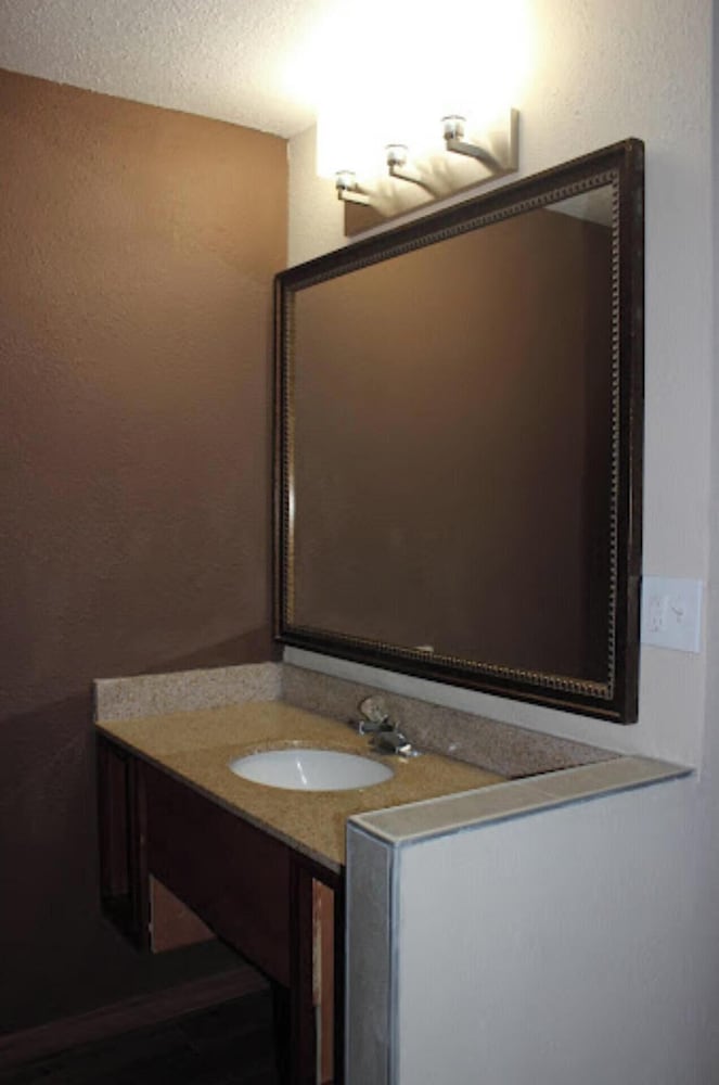 Standard Room, Multiple Beds, Smoking photo 3