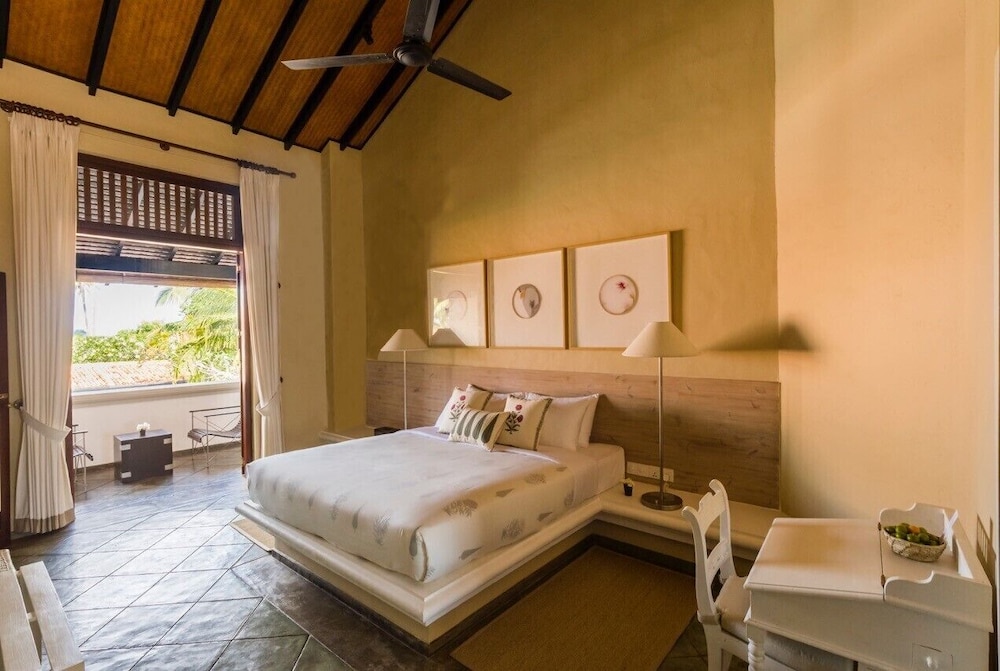 Superior Room, 1 King Bed, Balcony (Elevated) (Evening Tea Included)