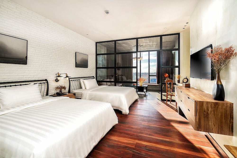 Sunset Suite Two King Beds photo 3