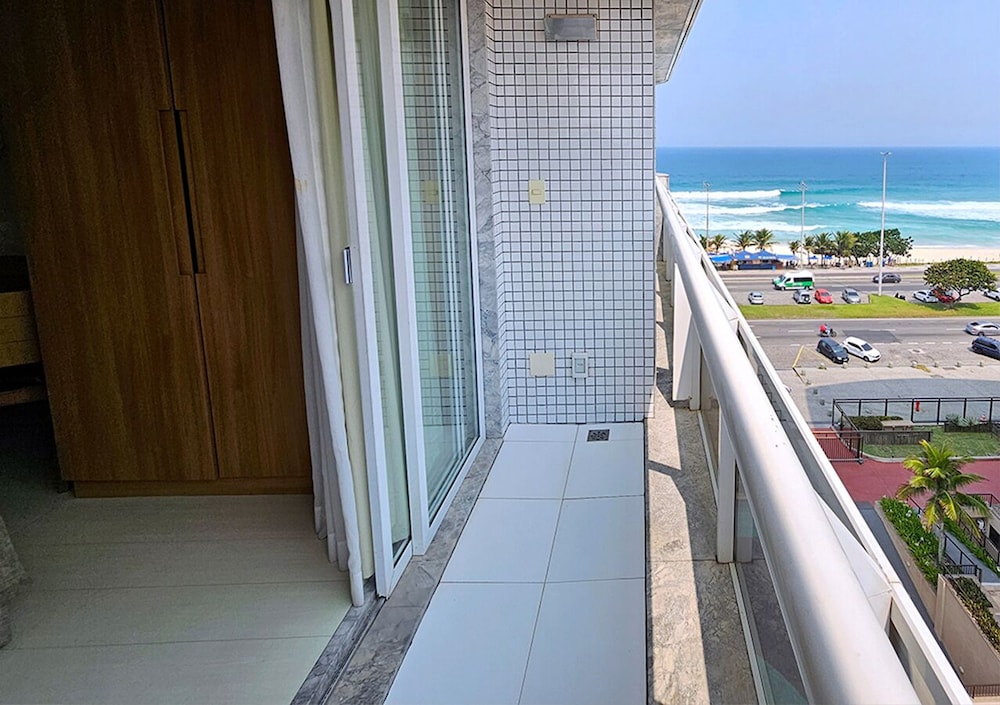 Superior Room, Bathtub, Partial Sea View thumbnail 5