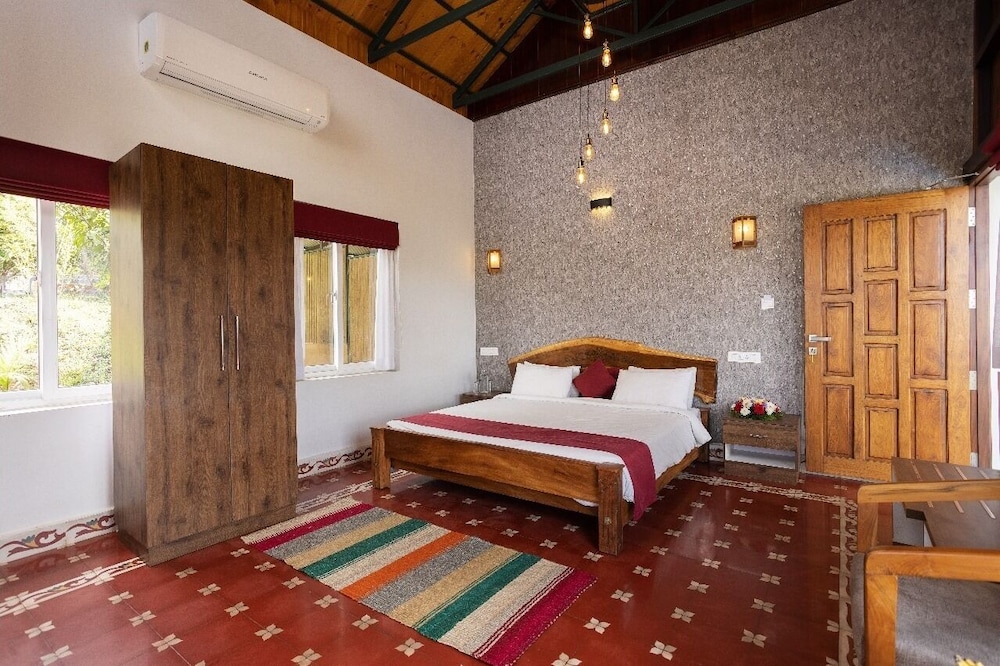 Deluxe Double Room, 1 Queen Bed, Non Smoking, Pool View photo 1