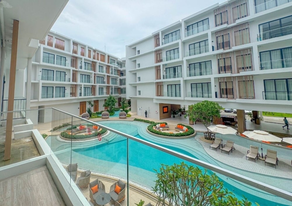 Deluxe Room With Pool View - Photo 5