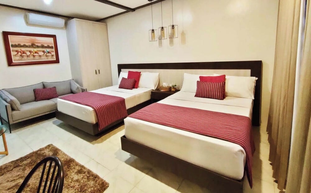 Suite - Photo 1