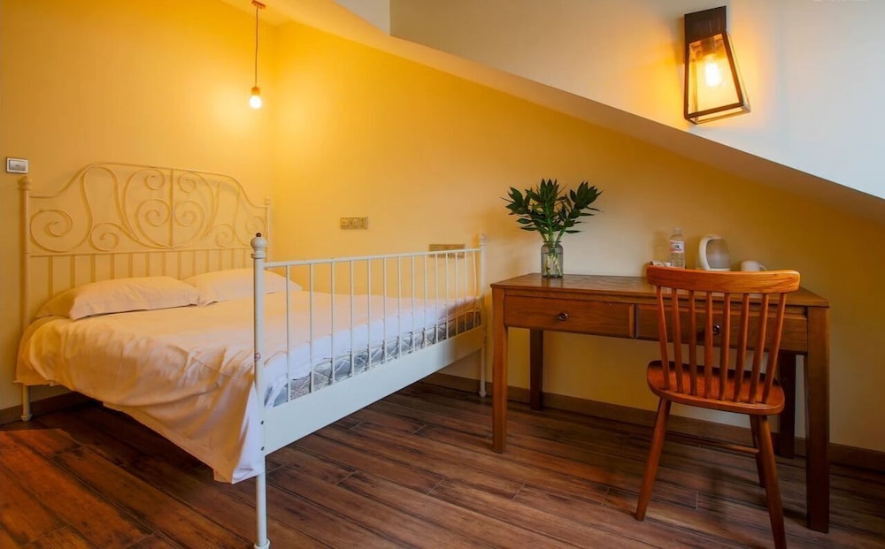 Basic Room, 1 Queen Bed, Non Smoking photo 1