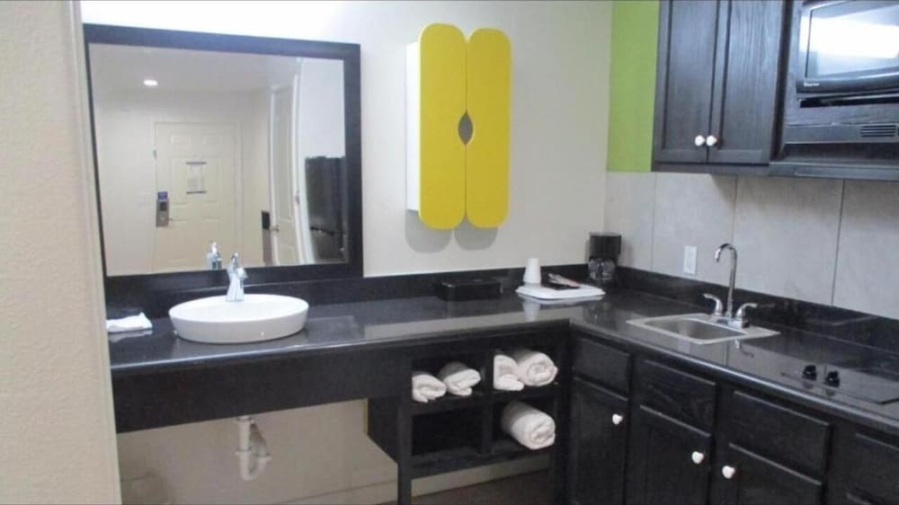 Standard Room, 1 Queen Bed, Non Smoking, Kitchenette - Photo 9