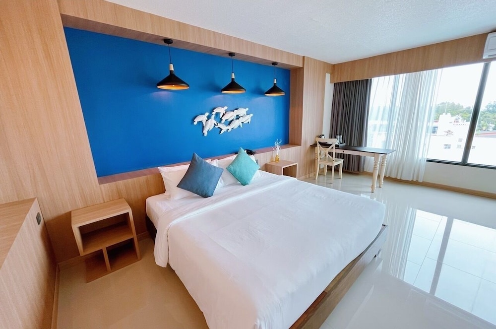 Junior Suite - Free Airport Shuttle photo 3