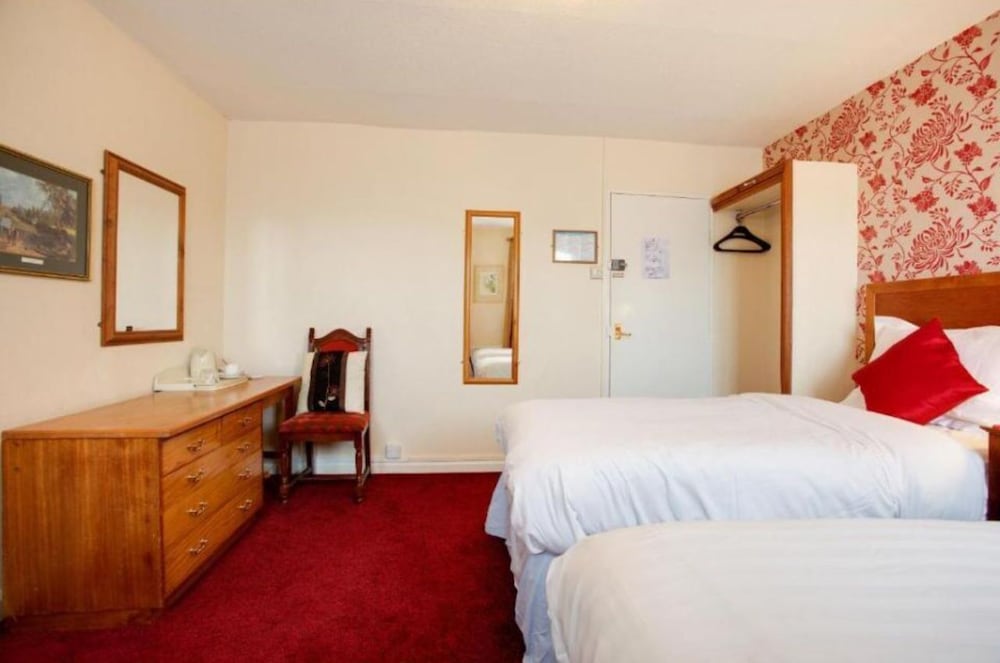 Classic Twin Room, Ensuite photo 2