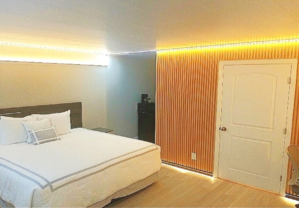 Deluxe Room, 1 King Bed (First Floor) photo 2