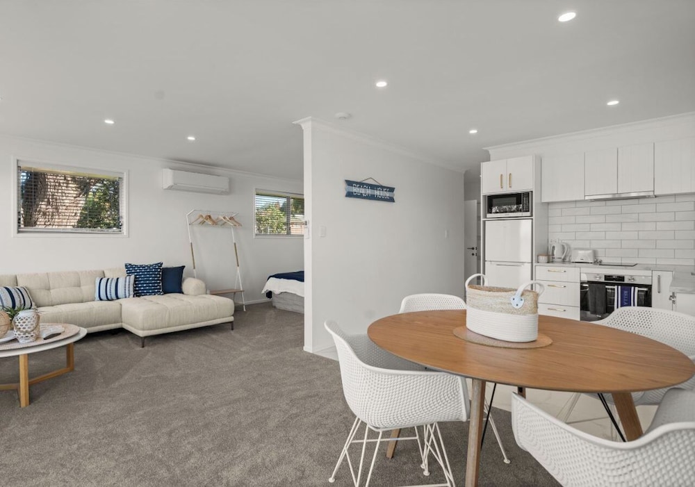 King Bedroom Waterfront Apartment photo 2