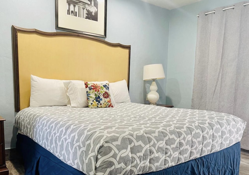 Standard King Room photo 1