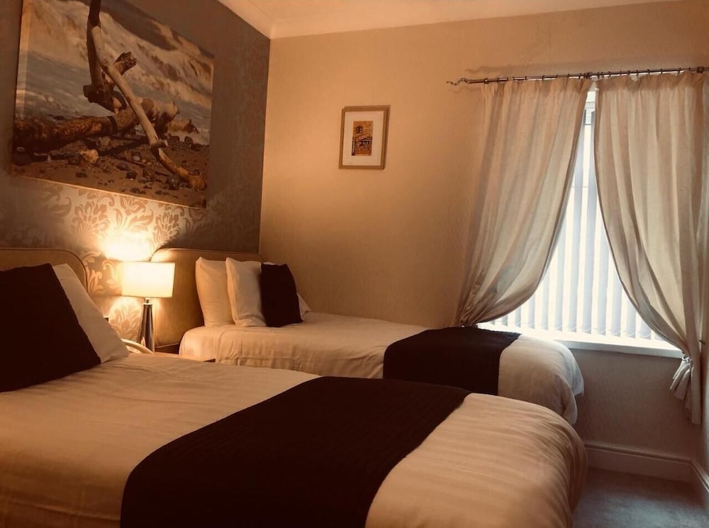 Twin Room, Ensuite photo 3