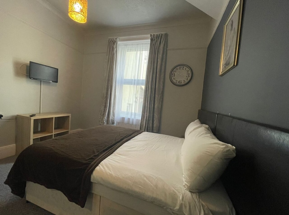 Standard Double Room, Ensuite - Photo 8