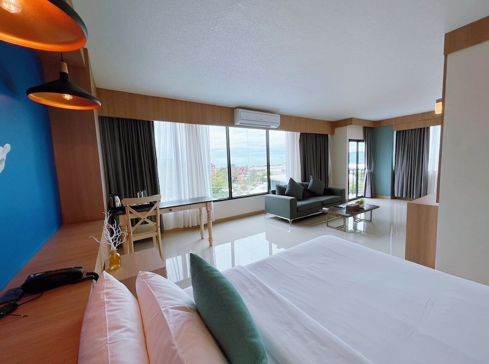 Junior Suite - Free Airport Shuttle photo 1