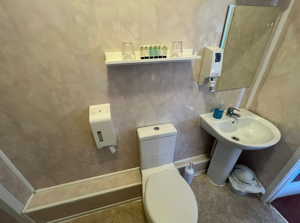 Standard Double Room, Ensuite - Photo 3