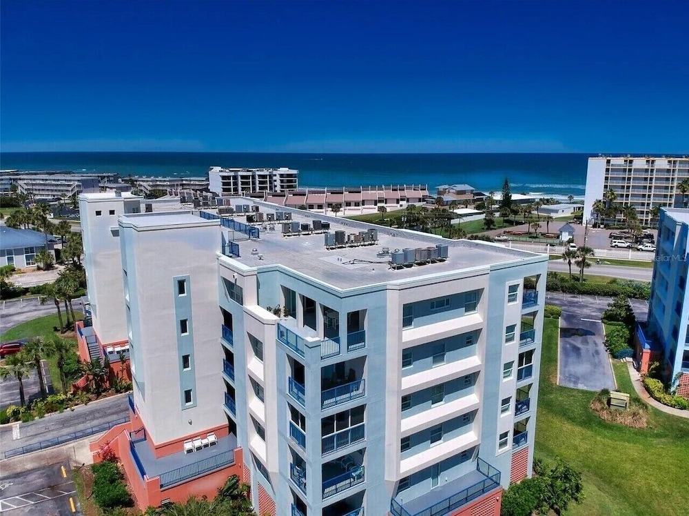 Sunny 3BR Condo Steps to Beach Pool NSB FL, 사진 53