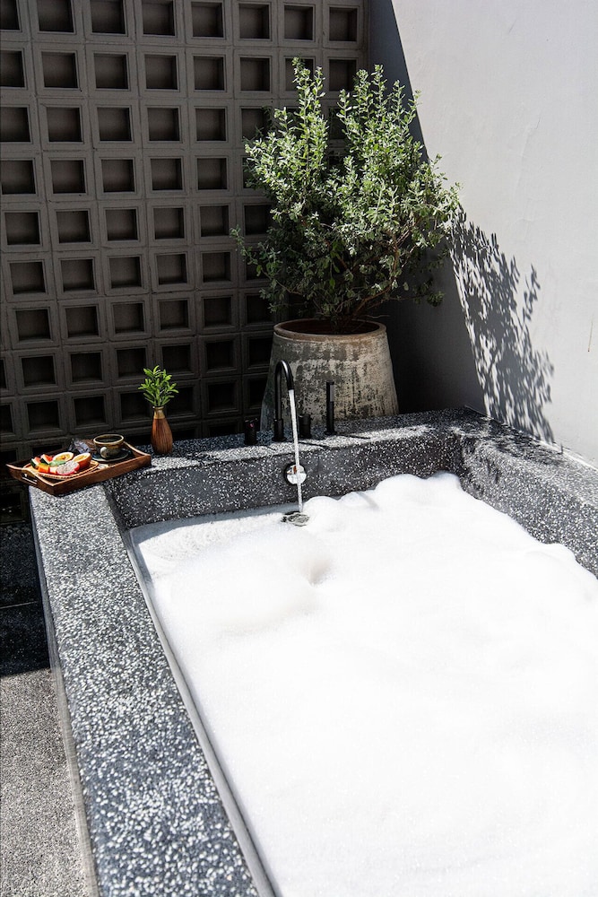 Deluxe Room, Bathtub, photo 6